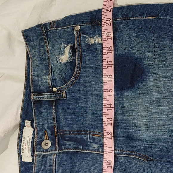 Torrid Patch Cropped Jeans - Picture 7 of 10